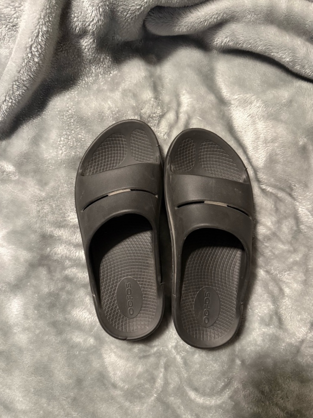 OOFOS ooahh Black Recovery Slide Sandals